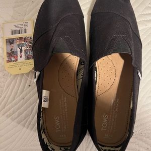 Brand new never worn classic black toms